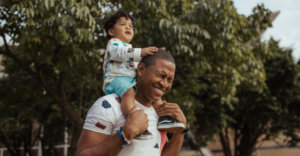 dad-child-shoulders